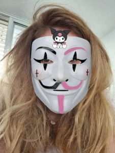 אישה עם מסכה